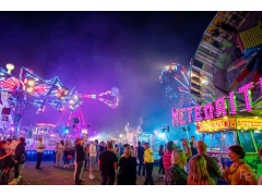 How can amusement parks attract more tourists through LED lighting?